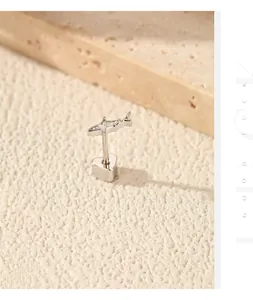 Vista dettagliata di un orecchino a forma di squalo in argento con moissanite.