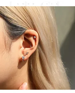 Primo piano dettagliato di orecchini a cuore in moissanite argento 925 su un orecchio