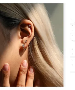 Primo piano di cerchi a cuore e orecchini a lobo in moissanite argento S925