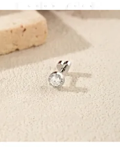 Dettaglio macro di un orecchino a lobo in moissanite argento S925 con chiusura a cuore