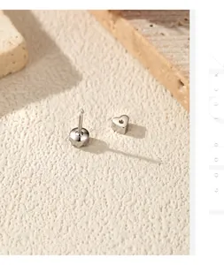 Dettaglio orecchino a perno in argento S925 con chiusura a cuore e perno filettato