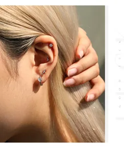 Dettaglio di orecchini a cuore in argento S925 con moissanite colore D su modella
