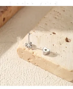 Dettaglio della chiusura a vite a forma di cuore in argento sterling S925 per orecchini