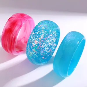 Detailansicht bunter Resin-Armreifen mit Marmortexturen und glitzernden Akzenten