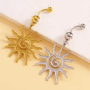 Primo piano di piercing all'ombelico in acciaio inox con design a spirale solare