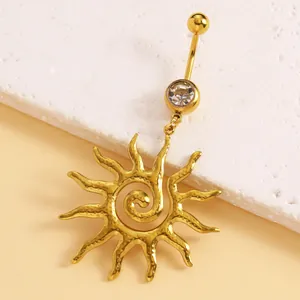 Dettaglio del piercing all'ombelico in acciaio inox dorato con ciondolo a sole a spirale