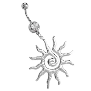 Dettaglio di un piercing all'ombelico in acciaio inossidabile con sole a spirale e cristallo