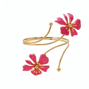 Elegante bracciale da braccio a spirale dorato con fiori in smalto rosa da donna