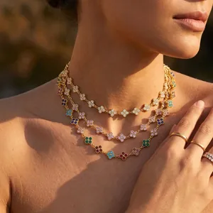 Primo piano di una lussuosa collana a tre strati con quadrifoglio e cristalli colorati