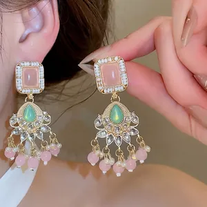 Vintage-Ohrringe im Palaststil mit rosa Steinen und Perlenanhängern für luxuriösen Look