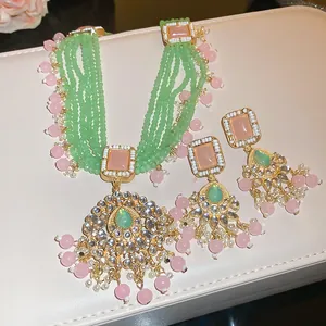 Luxuriöse Vintage-Halskette mit grünen Perlen und passende rosa Ohrringe im Set Detailsicht