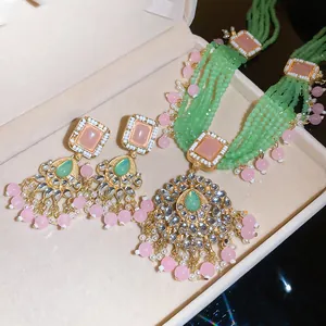 Luxuriöses Vintage-Schmuckset mit grünen Perlen und rosa Kristallstein-Anhängern