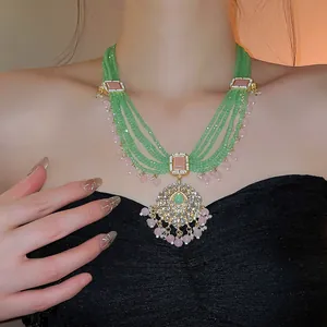 Detailansicht der luxuriösen Vintage-Perlenkette mit reich verziertem rosa Steinanhänger