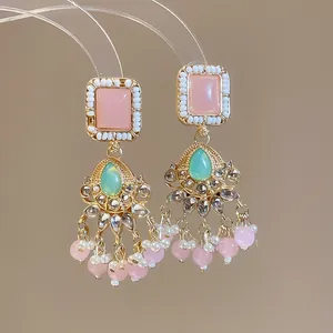 Detailansicht der luxuriösen Vintage-Ohrhänger im Palaststil mit rosa und grünen Steinen