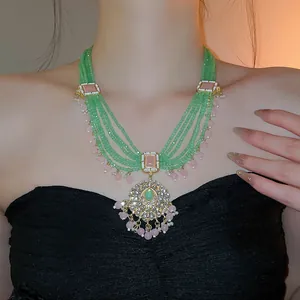 Vintage mehrlagige grüne Perlenkette im höfischen Stil mit verziertem Anhänger und Steinen.