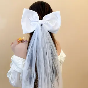Vue de dos d'un grand nœud en tissu blanc avec un long voile en maille élégant