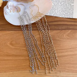 Élégants protège-oreilles à longues franges de perles multicouches en or et argent sans perçage