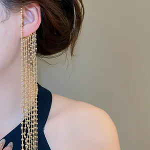 Élégant ear cuff à pampilles dorées multicouches avec de longues chaînes perlées