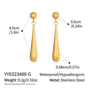 Vue détaillée des boucles d'oreilles goutte dorées avec dimensions, acier doré 18K.