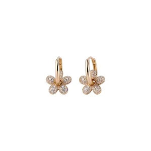 Orecchini huggie a fiore placcati oro 14k con pietre di zirconi cubici eleganti