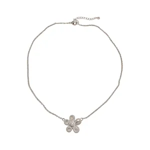 Élégant collier à pendentif fleur ajouré argenté avec un centre en zircon pour femme