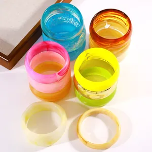 Makroaufnahme bunter Resin-Armreifen mit Marmortexturen und Farbverlaufseffekt