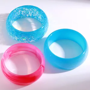 Detailansicht bunter Resin-Armreifen mit blauem Glitzer und rosa Marmormuster-Design