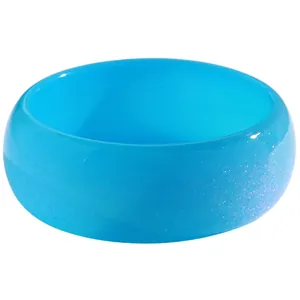 Makro-Detail von breitem hellblauem Harzarmband mit feinem Glitzer und unregelmäßiger Form