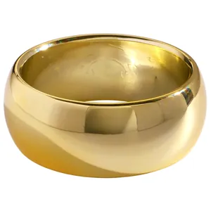 Nahaufnahme eines klobigen goldenen Harzrings mit glatter, polierter Oberfläche und Band