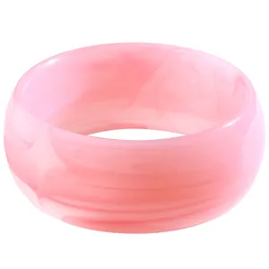 Detail eines rosa Marmor-Resin-Armreifs mit unregelmäßigen Mustern und glänzender Oberfläche