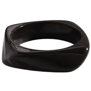 Detailansicht eines breiten quadratischen Armreifs aus schwarzem Harz mit Hochglanzfinish