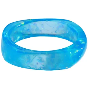Makroaufnahme eines blauen Harzrings mit irisierenden Glitzern und Opal-Effekten innen