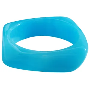Makroaufnahme eines leuchtend blauen Harzarmreifs mit glänzendem Finish und Geometrie