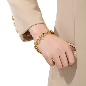 Eleganter vergoldeter Edelstahl Gliederkettenarmband für Damen im urbanen Büro-Stil