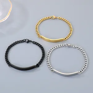 Dettaglio di tre bracciali a catena cubana in acciaio inossidabile nei colori oro, nero e argento
