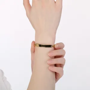 Primo piano di un bracciale in acciaio al titanio dorato con barra curva e catena cubana