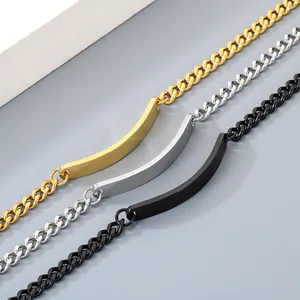 Dettaglio di tre bracciali a catena curb con piastra curva in oro argento e nero