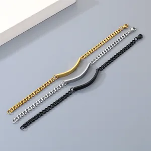 Vista dettagliata di bracciali a maglia cubana in acciaio al titanio, oro e nero.