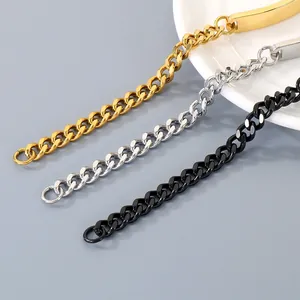 Dettaglio di bracciali a catena groumette in acciaio al titanio, oro, argento e nero