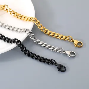 Dettaglio di bracciali a catena cubana in acciaio al titanio in oro, argento e nero.