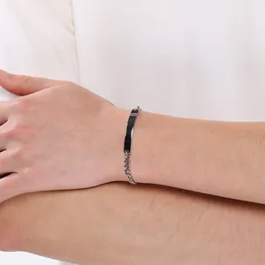 Dettaglio del bracciale a catena cubana argento con piastra curva al polso