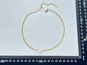 Vue détaillée d'un collier double épaisseur en acier doré 18K avec perle et règle