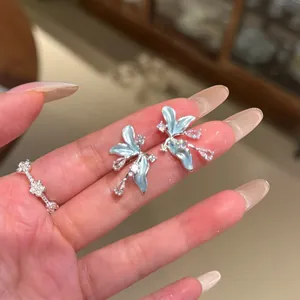 Vue détaillée de boucles d'oreilles fleurs bleu éthéré avec zircons scintillants