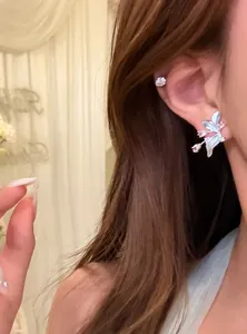 Boucles d'oreilles fleur bleue style fée pour femmes, bijoux de mode délicats portés.