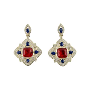 Boucles d'oreilles vintage de style cour dorées avec grands cristaux rouges et bleus