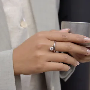 Detail van een minimalistische roestvrijstalen ring met een ronde zirkonia hanger.