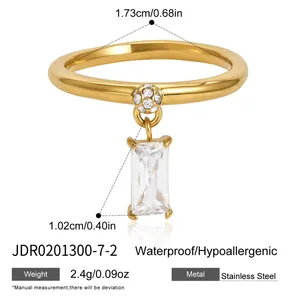 Gedetailleerde weergave van een vergulde roestvrijstalen ring met een zirkoon hanger.
