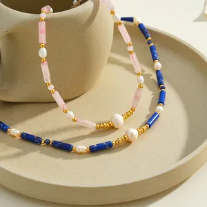 Vue macro de colliers de perles faits main avec perles naturelles et pierres bambou