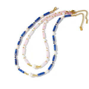Vue détaillée du collier bohème avec perles, tubes marbrés bleus et roses dorés