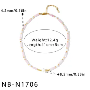 Vue détaillée du collier de perles en bambou rose avec dimensions et poids précis